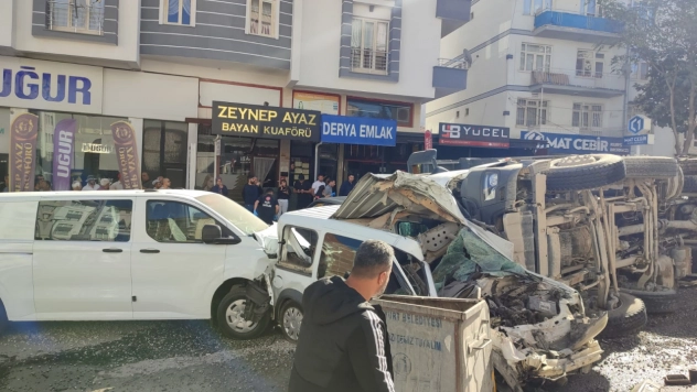 Freni Patlayan Kamyon 15 Araca ve Bir İşyerine Çarptı: 5 Yaralı