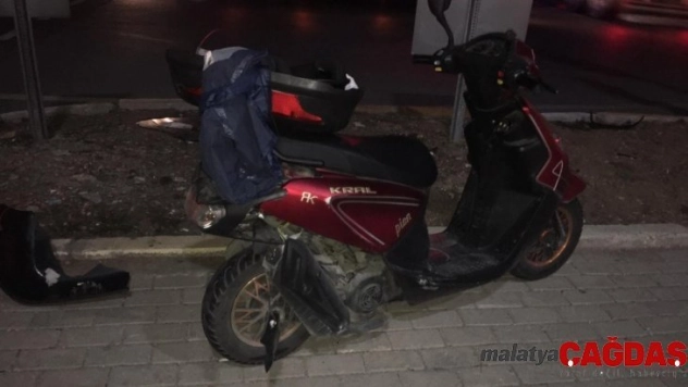 Frenleri tutmayan otomobilin çarptığı moto kuryeyi kaskı korudu
