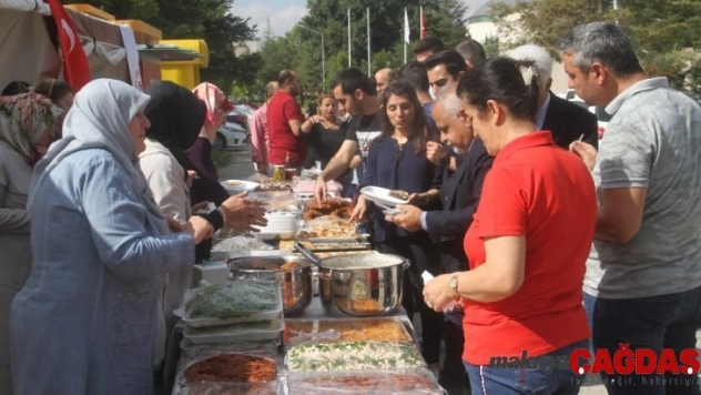 FÜ kadın kollarından öğrenciler için kermes