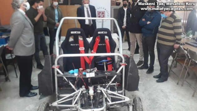 FÜ Rektörü Göktaş, elektrikli aracı inceledi