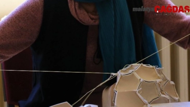 Futbol topuna kadın eli değdi