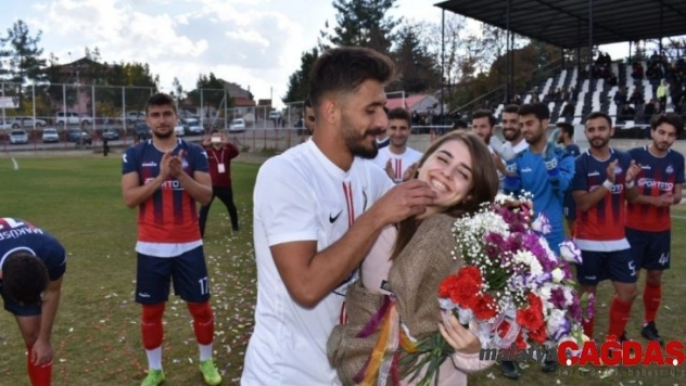 Futbolcudan kız arkadaşına maç öncesi sahada evlilik teklifi
