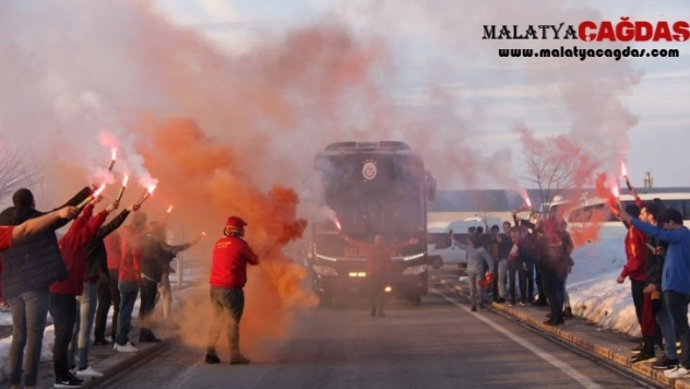 Galatasaray kafilesine Sivas'ta coşkulu karşılama