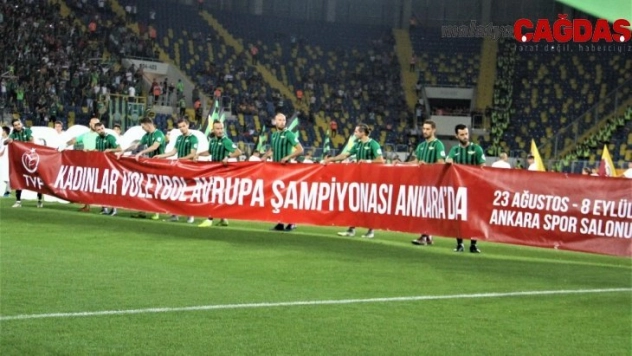 Galatasaray ve Akhisarspor'dan Filenin Sultanlarına pankartlı destek