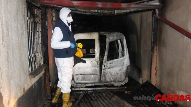 Garajdaki hafif ticari araç yanarak kullanılamaz hale geldi