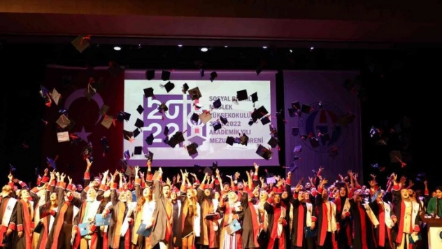 GAÜN Sosyal Bilimler MYO'da mezuniyet sevinci