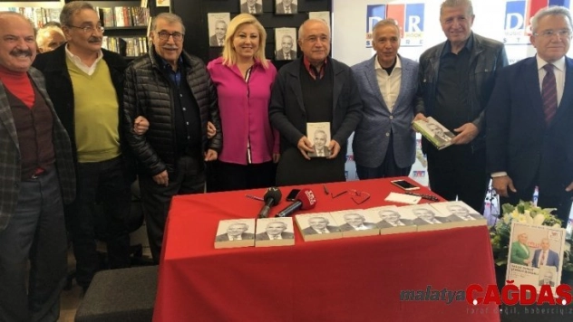 Gazeteci Yavuz Donat'ın 'Off The Record' kitabı imza gününde sevenleriyle buluştu