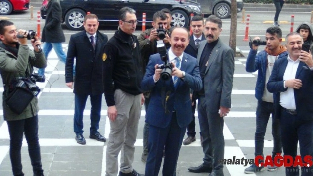 Gazeteciler fotoğraflarını sergiledi, Vali Erin de gazetecileri fotoğrafladı