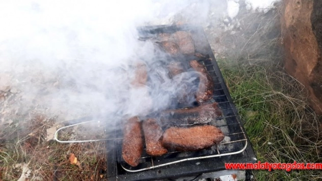 Gazetecilerin karda ekmek arası sucuk keyfi