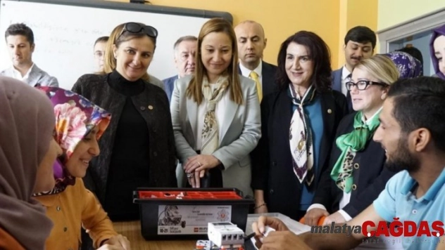 Gaziantep Milletvekili Bakbak, 'Bizler çocuklarımızı kanatlandıracağız onlar da ülkemizi uçuracaklar'