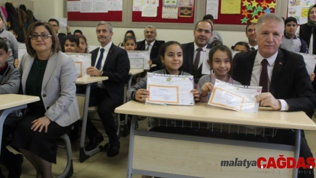 Gaziantep'te 712 bin öğrenci karne heyecanı yaşadı