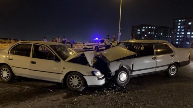 Gaziantep'te iki araç kafa kafaya çarpıştı: 2'si ağır 10 yaralı
