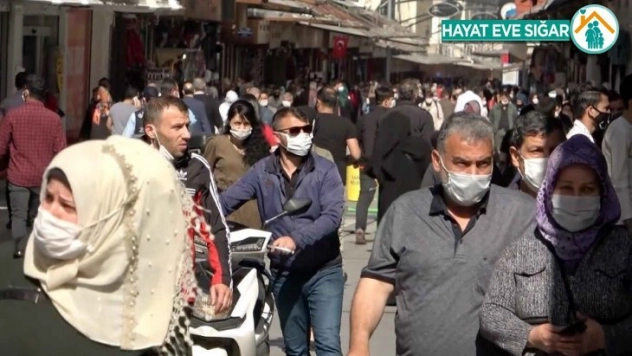 Gaziantep'te İstiklal Caddesini geçen kalabalık görüntüleri