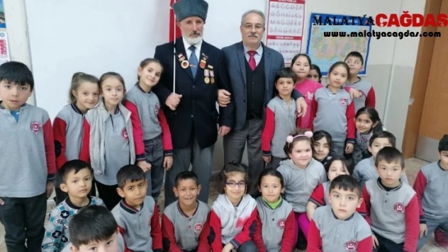 Gaziler, savaş anılarını çocuklara anlatıyor