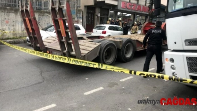 Gaziosmanpaşa'da annesinin elinden fırlayan çocuk tırın altında kaldı
