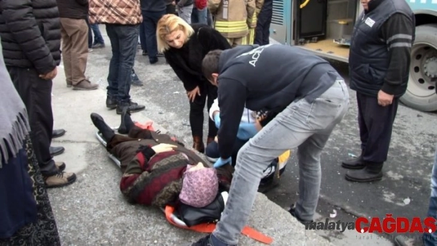 Gaziosmanpaşa'da halk otobüsü kaza yaptı: 4 yaralı