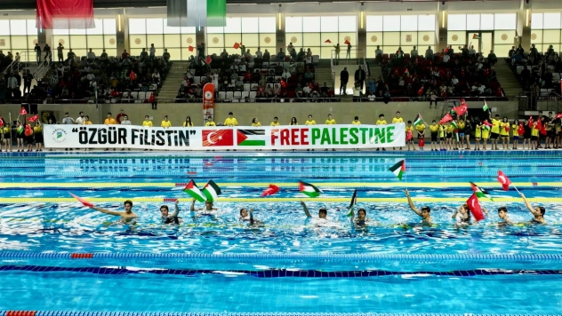 300 Sporcu Gazze İçin Kulaç Attı! Havuzda Anlamlı Mücadele