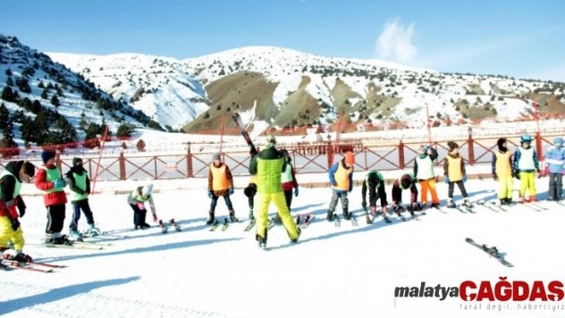 Geleceğin kayakçıları projesi kapsamında öğrenciler kayak öğreniyor