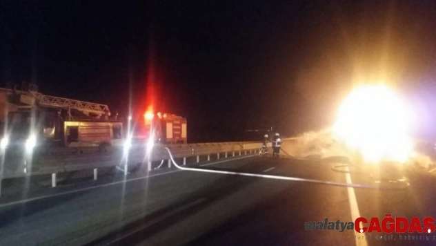 Gelibolu'da saman yüklü kamyon alev aldı