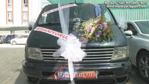 Gelin arabası gibi süslettiği aracıyla boşanma davasına gitti