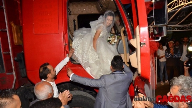 Gelin ve damada kamyon sürprizi