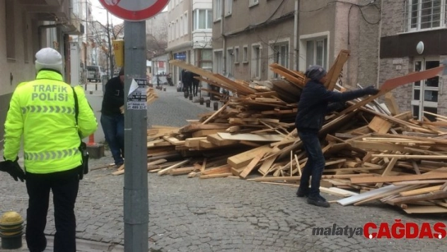 Gelişi güzel atılan kalaslar sokağı trafiğe kapattı