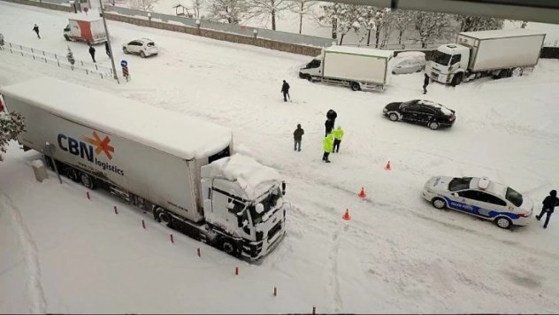 Genç-Diyarbakır yolu ulaşıma kapandı, onlarca araç yolda kaldı