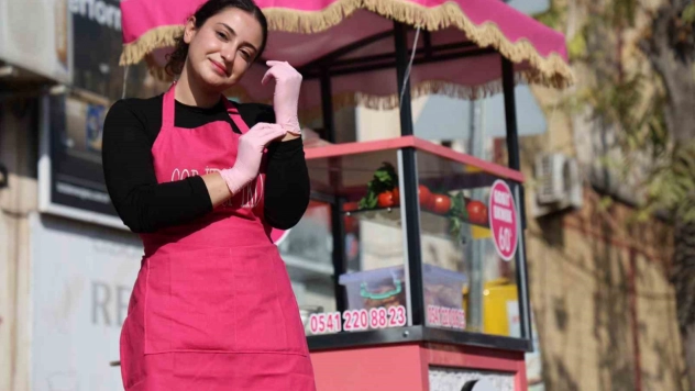 Genç kadın girişimci, pembe tezgahıyla sanayiye renk kattı