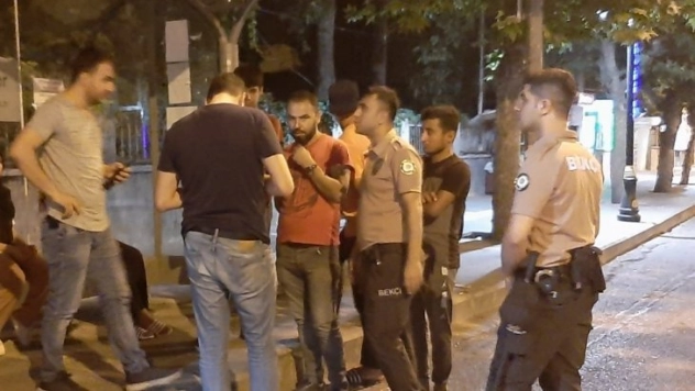 Genç kadının çantasını zorla alıp kaçtılar