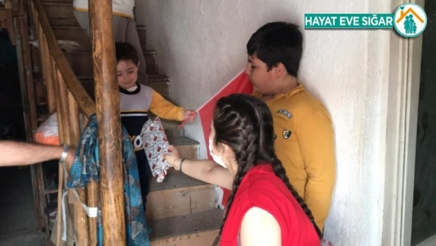 Genç Kızılay 19 Mayıs'ta kitap dağıttı