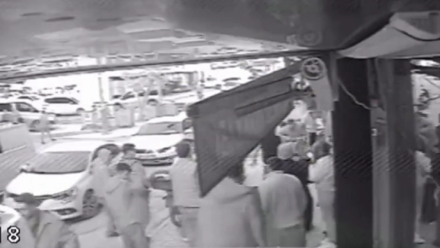 Genç kızlara el-kol hareketi yumruklu kavgayla sona erdi