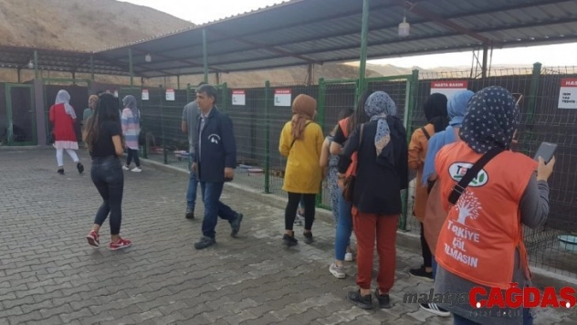 Genç TEMA üyeleri, barınaktaki hayvanları besledi
