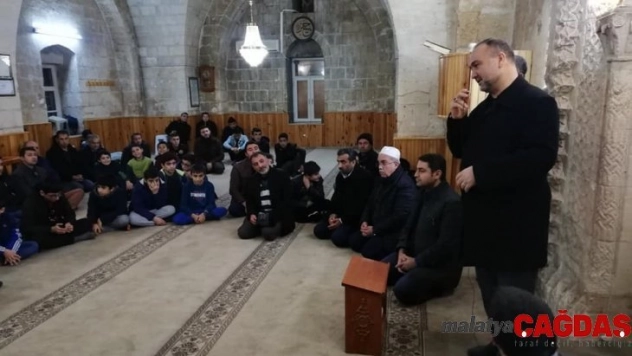 Gençler camide buluşuyor