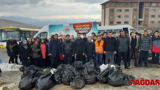 Gençler doğadaki hayvanlar için yiyecek bıraktı
