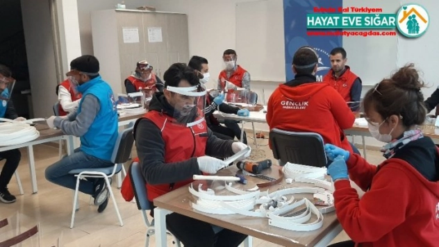 Gençler sağlık çalışanları için yüz kalkanı üretiyor