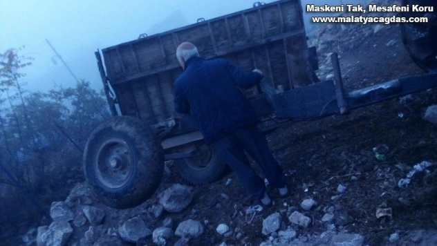 Gercüş'te toprak yüklü römork devrildi