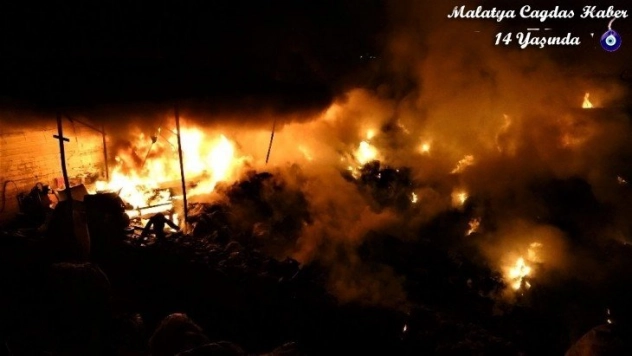 Geri dönüşüm deposunda çıkan yangın güçlükle söndürüldü