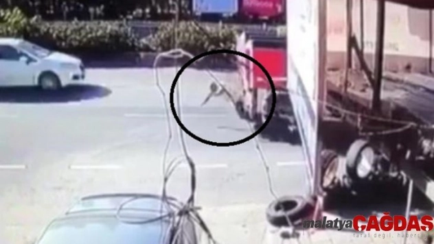 Geri manevra yapan tırın altında kaldı, ölümden döndü