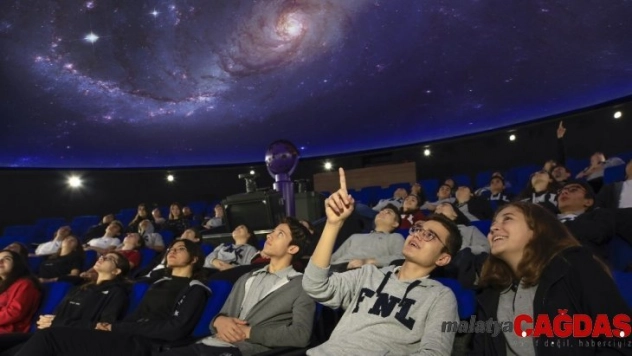 Gezegen evi öğrencileri büyülüyor