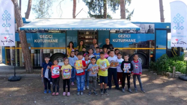 Gezici kütüphane köy okulunda öğrencilerle buluştu