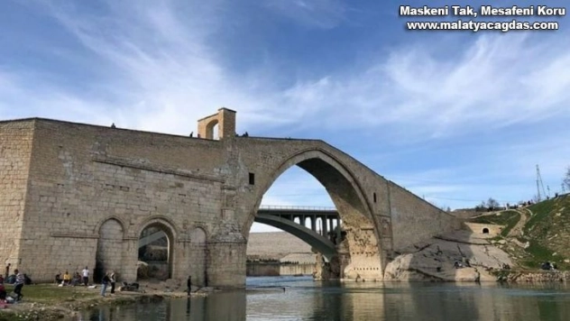 Gezmek için çıktığı köprüden dengesini kaybedip suya düştü