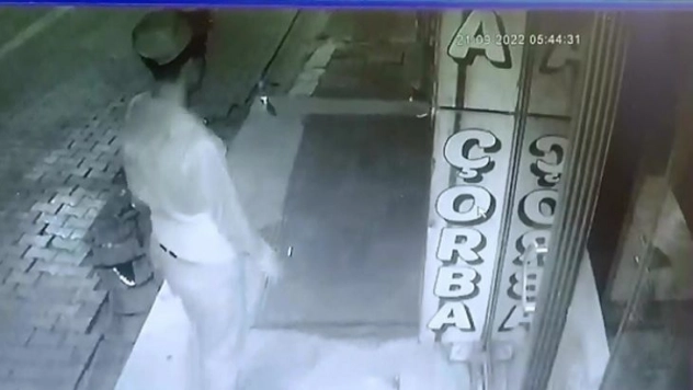 Girdiği dükkanda umduğunu bulamayan hırsız, kasadaki bozuklukları çaldı