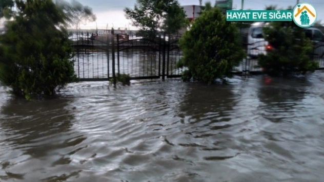Yağış sonrası Karadeniz Sahil Yolu göle döndü