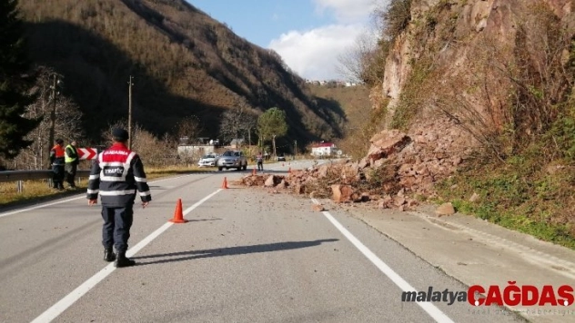 Giresun-Gümüşhane karayolunda heyelan
