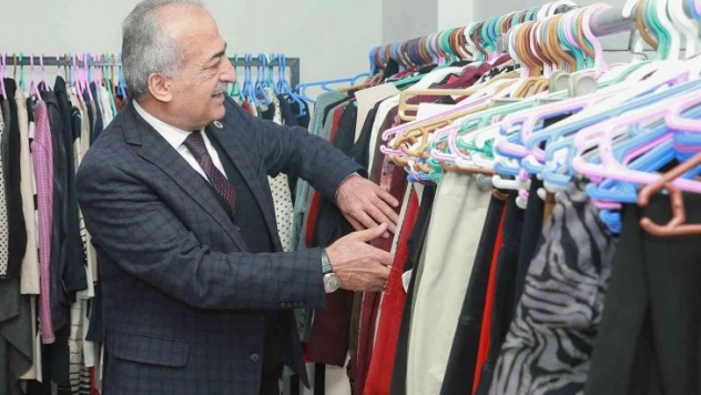 Giy-çık mağazası ihtiyaçlı öğrencilerin hizmetinde
