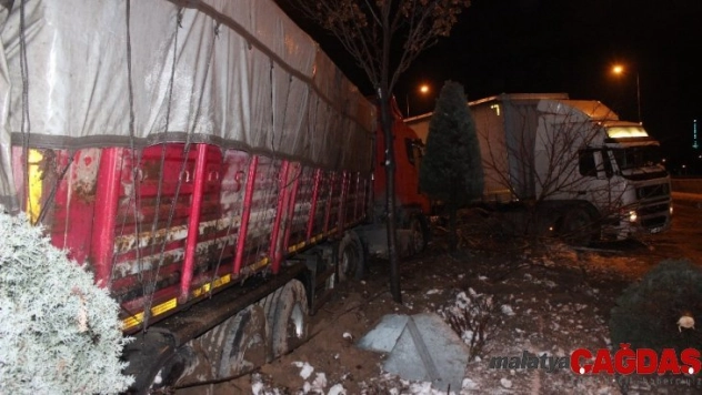 Gizli buzlanmayla 2 tır refüje çıktı: 1 yaralı