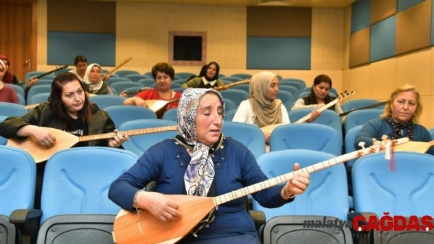 Gizlice eline aldığı bağlaması ile artık türkülere hayat veriyor