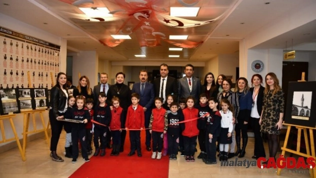 GKV'de 'Zamanın Esir Olduğu Şehir' fotoğraf sergisi açıldı