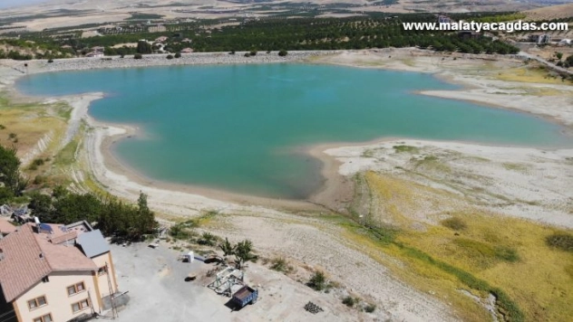 Göçmen kuşların mekanı olan göleti kuraklık vurdu