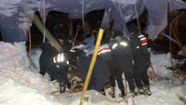 Göçük altında kalan 3 büyükbaş hayvan kurtarıldı